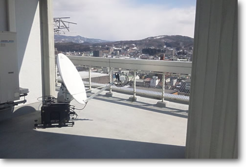 岩手県庁に設置された地上アンテナ（可搬型VSAT）の外観写真（アンテナ径1.0m）